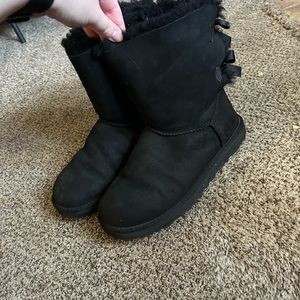 Black Bailey bow uggs